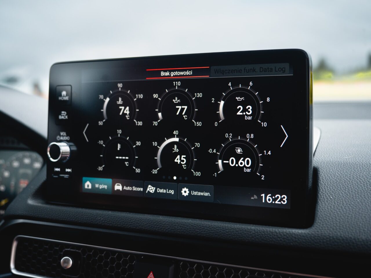 Sportowy tryb jazdy w Honda Civic Type R – wnętrze gotowe na torowe wyzwania