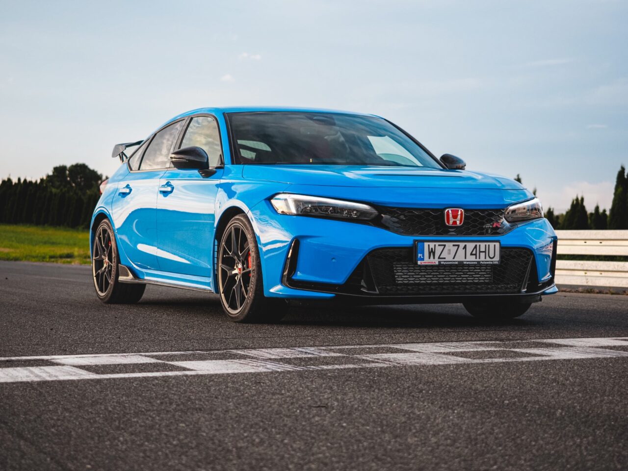 Honda Civic Type R na tle linii mety – zakończenie sesji szkoleniowej z instruktorem