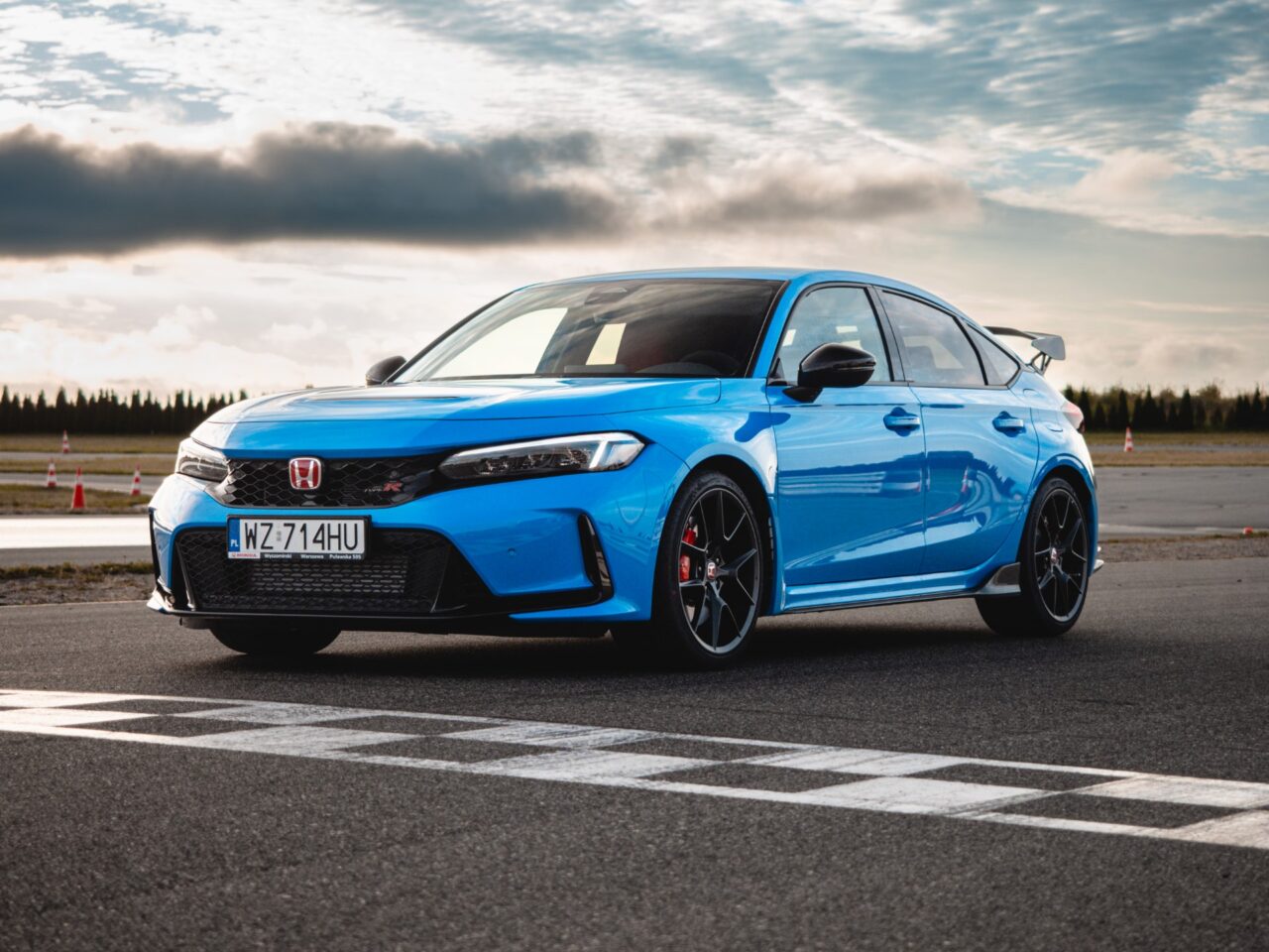 Widok z boku Honda Civic Type R – gotowa na szybkie okrążenia toru