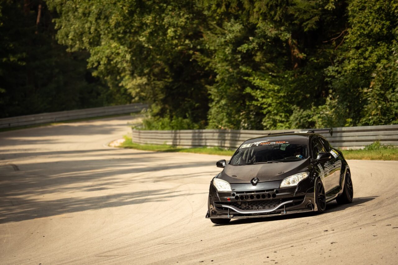 Renault Megane Race Car w akcji – wynajem auta na tor