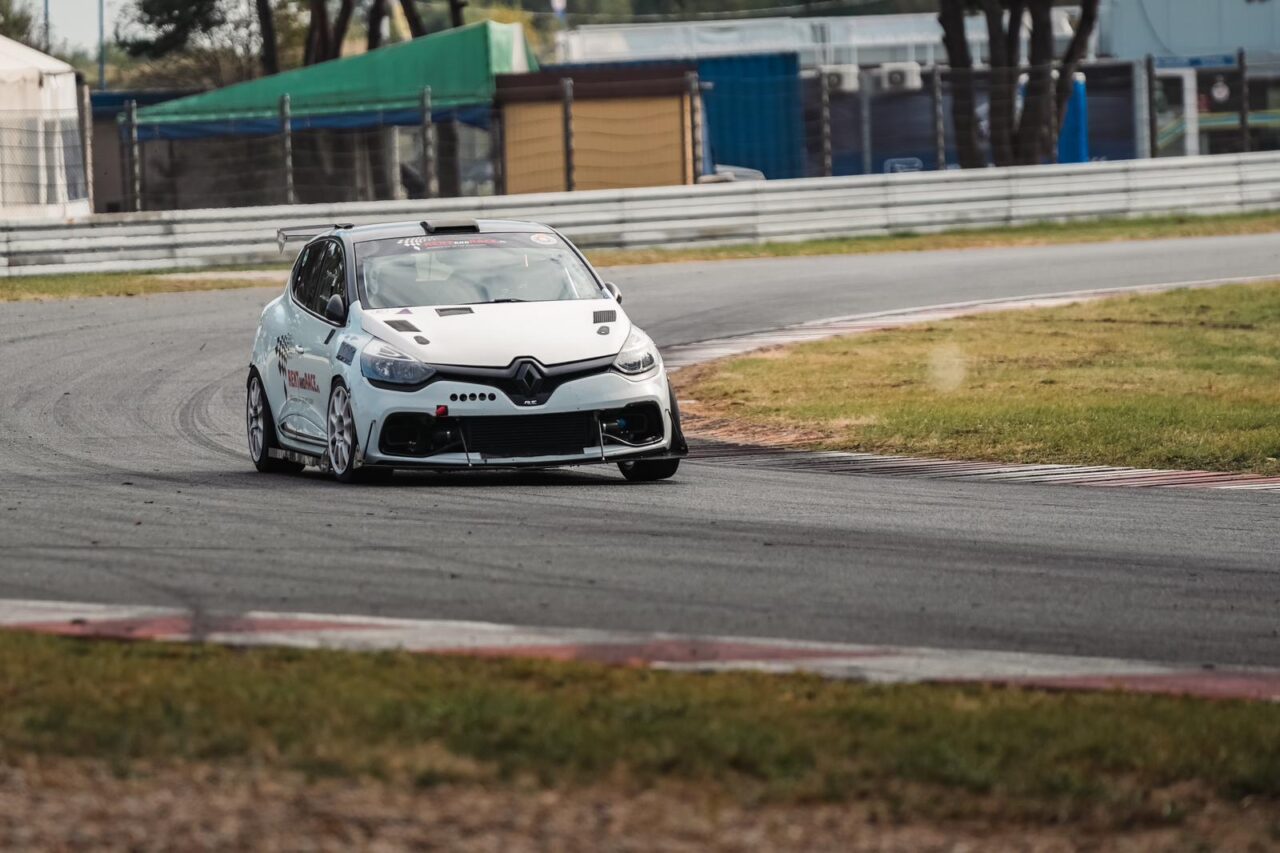 Wyścigowe Renault Clio RS w trakcie jazdy na mokrym torze